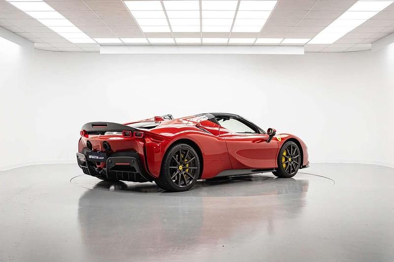 Usata Ferrari SF90 780 CV (573 kW) 2023 Rosso portofino Cabrio