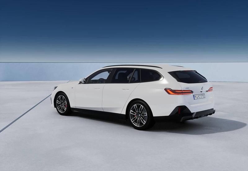 Nuova BMW 530e M Sport 190 CV (139 kW) 2025 Alpin white Station wagon