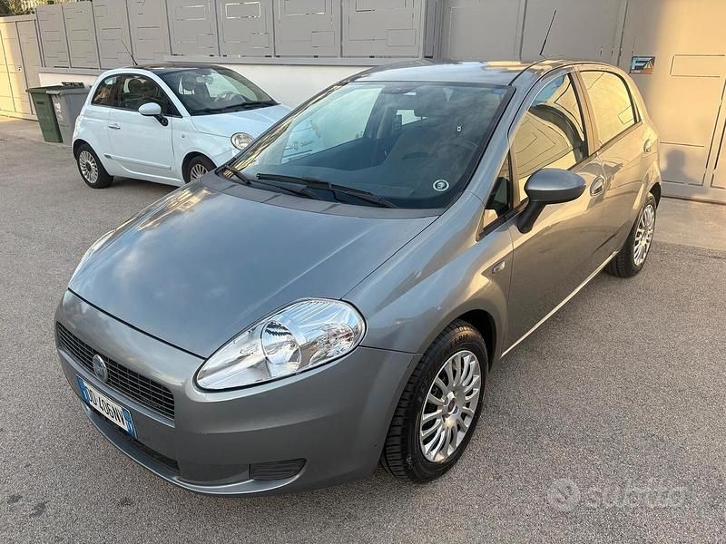 Grigio Usata 2007 Fiat Grande Punto Dynamic Due volumi | 2200 € (Buon prezzo) - Immagine 1/4