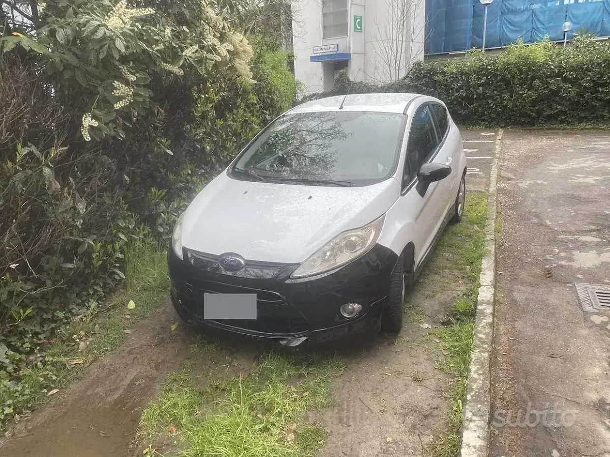 Usata Ford Fiesta 90 CV (66 kW) 2010 Bianco Berlina