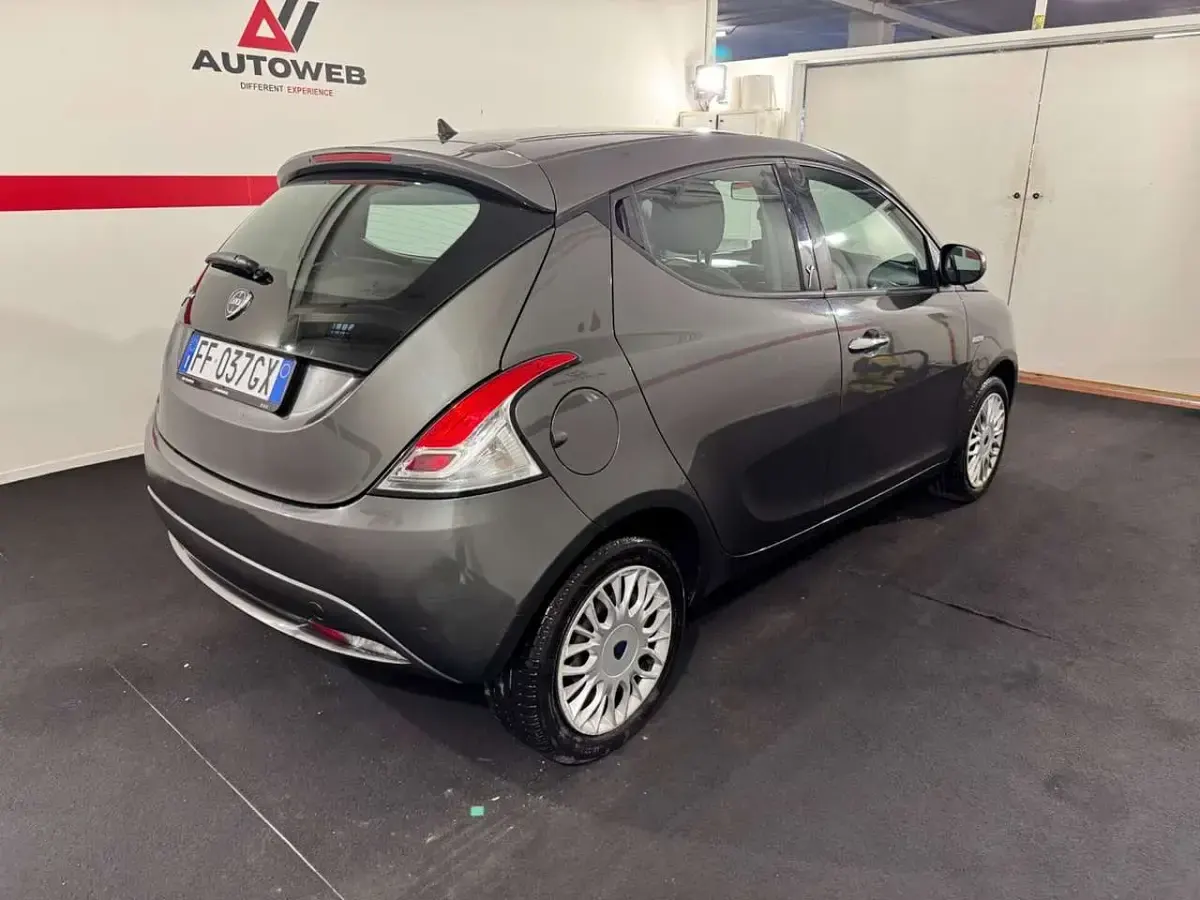 Usata Lancia Ypsilon Platinum 69 CV (50 kW) 2016 Grigio Utilitaria