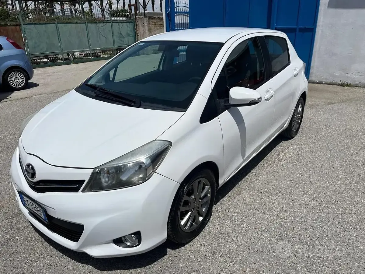 Usata Toyota Yaris Lounge 90 CV (66 kW) 2014 Bianco Utilitaria