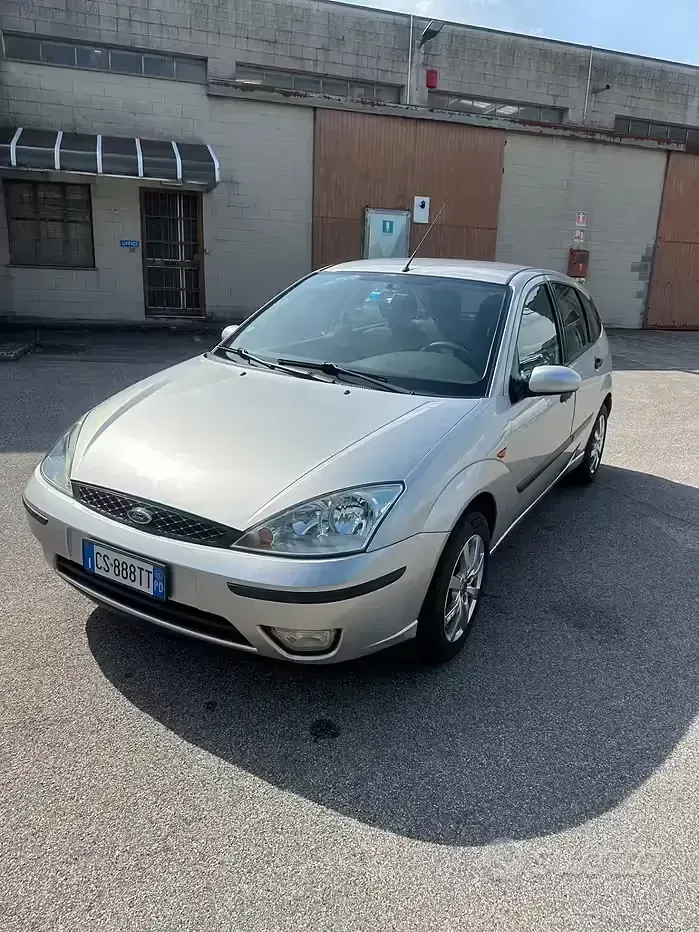 Usata Ford Focus Zetec 100 CV (73 kW) 2005 Grigio Berlina