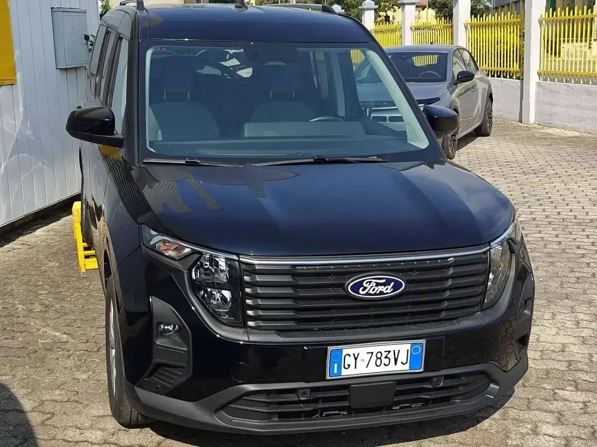 Usata Ford Tourneo Titanium 125 CV (91 kW) 2025 Nero Monovolume