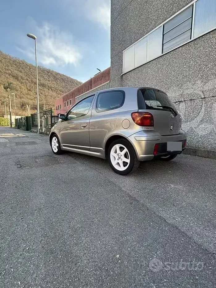 Usata Toyota Yaris 105 CV (77 kW) 2004 Grigio Berlina
