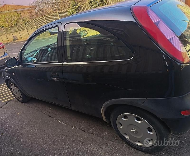 Usata Opel Corsa 58 CV (42 kW) 2001 Nero Utilitaria