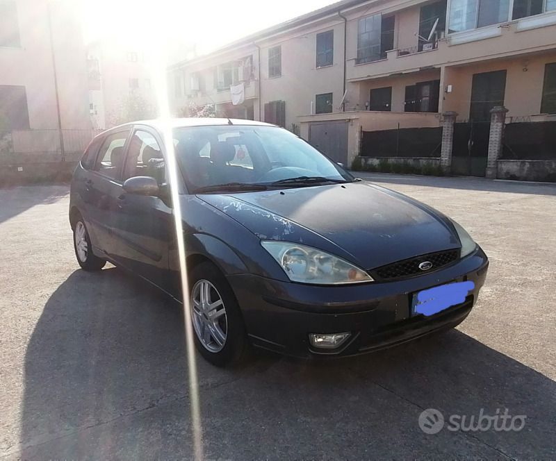 Grigio Usata 2003 Ford Focus Due volumi | 1800 € (Buon prezzo) - Immagine 1/4