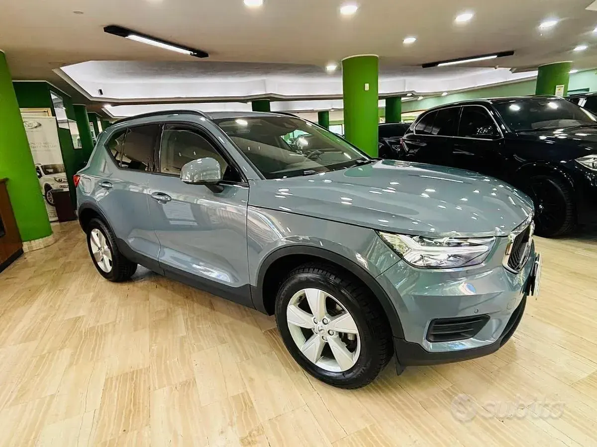 Usata Volvo XC40 Momentum 163 CV (119 kW) 2022 Grigio SUV