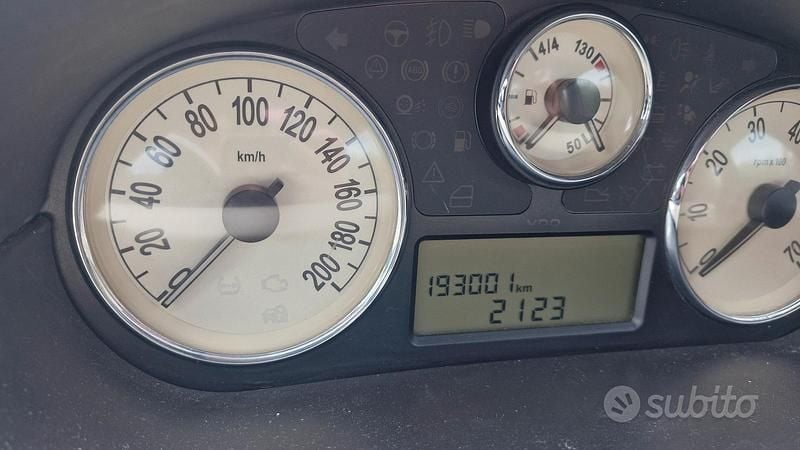Usata Lancia Ypsilon 102 CV (75 kW) 2004 Rosso Utilitaria