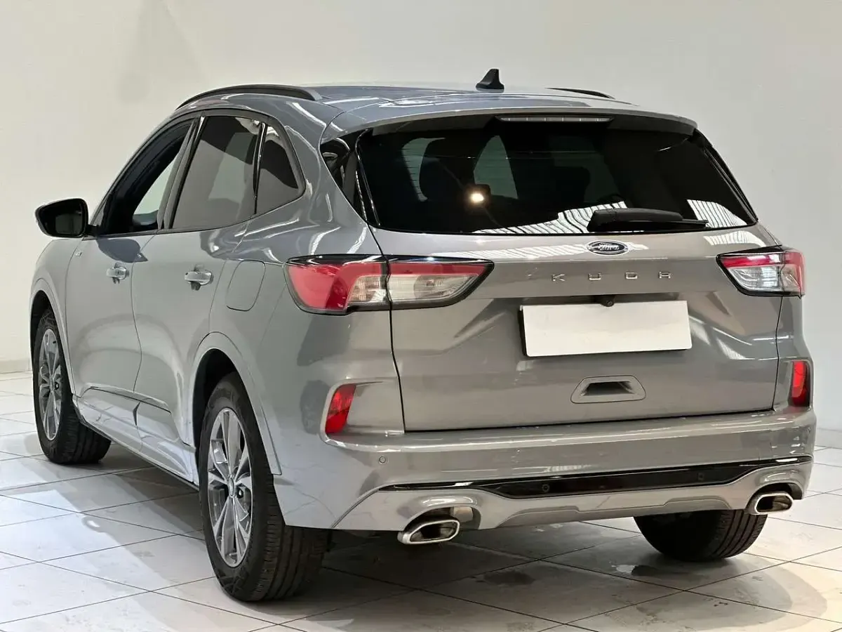 Begagnad Ford Kuga ST-Line 150 HK (110 kW) 2023 Grå SUV