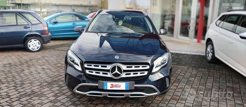 Blu Usata 2018 Mercedes 200 Tre volumi | 16.500 € (Buon prezzo) - Immagine 1/4