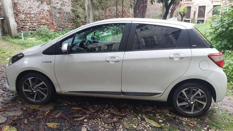 Usata Toyota Yaris Hybrid 73 CV (53 kW) 2019 Berlina