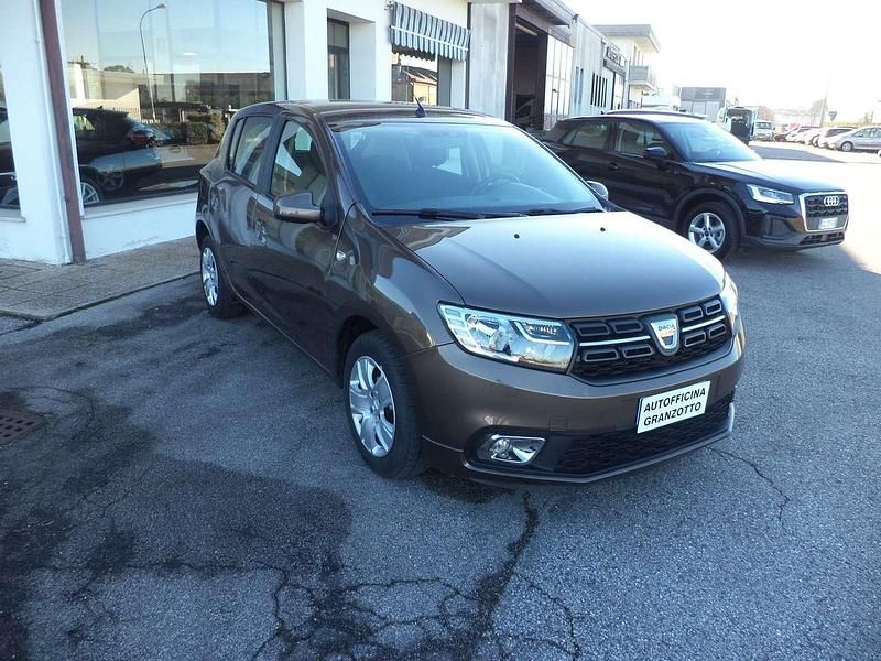Usata Dacia Sandero Comfort 101 CV (74 kW) 2020 Marrone Berlina