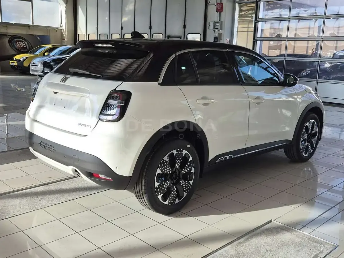 Nuova Fiat 600 La Prima 110 CV (80 kW) 2026 Bicolore bianco tetto nero SUV