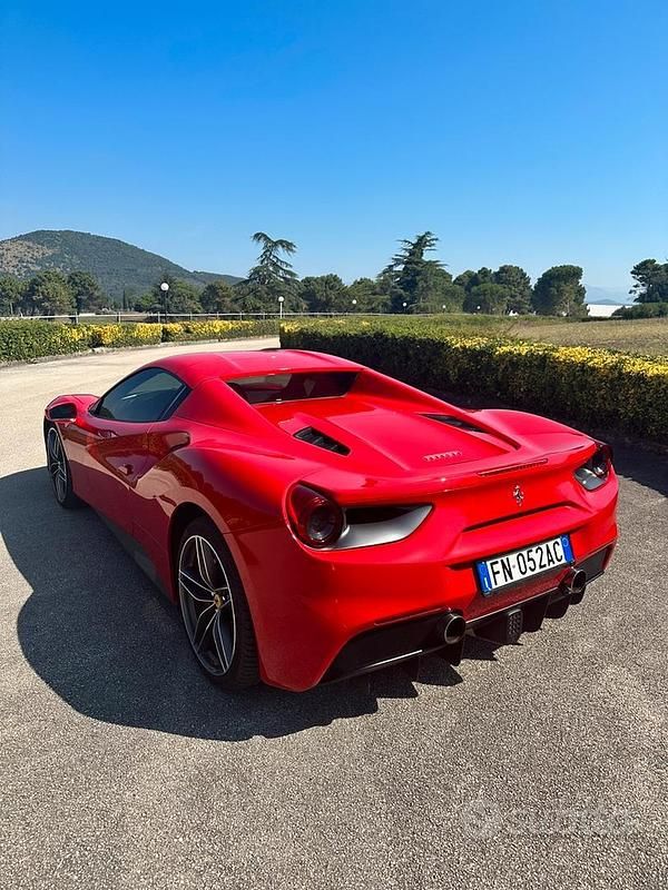 Usata Ferrari 488 670 CV (492 kW) 2018 Rosso Cabrio