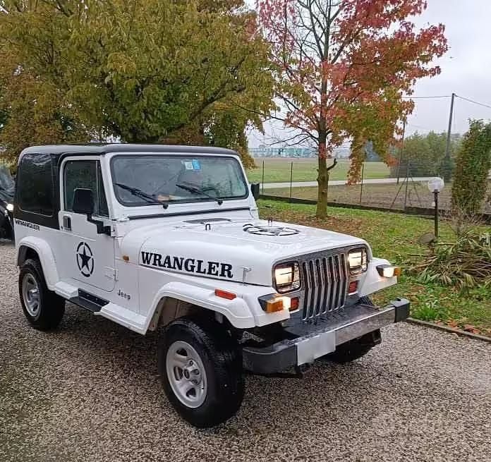 Usata Jeep Wrangler Laredo 103 CV (75 kW) 1989 Bianco SUV