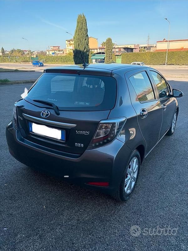 Usata Toyota Yaris 2012 Grigio Utilitaria