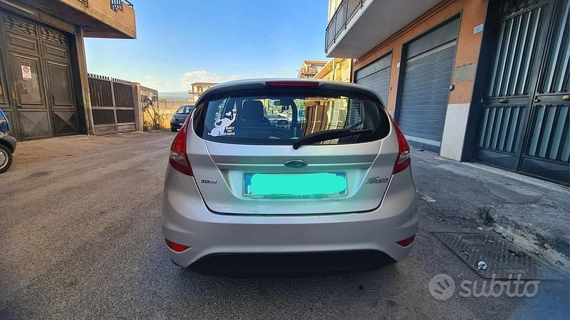 Usata Ford Fiesta Titanium 68 CV (50 kW) 2012 Grigio Utilitaria