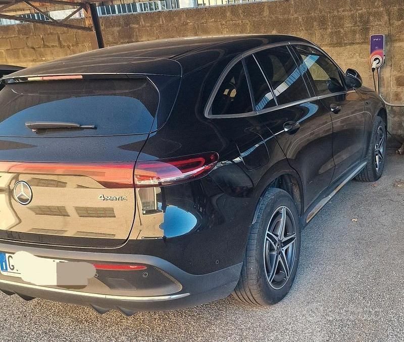 Begagnad Mercedes EQC400 300 kW (408 HK) 2022 Svart SUV