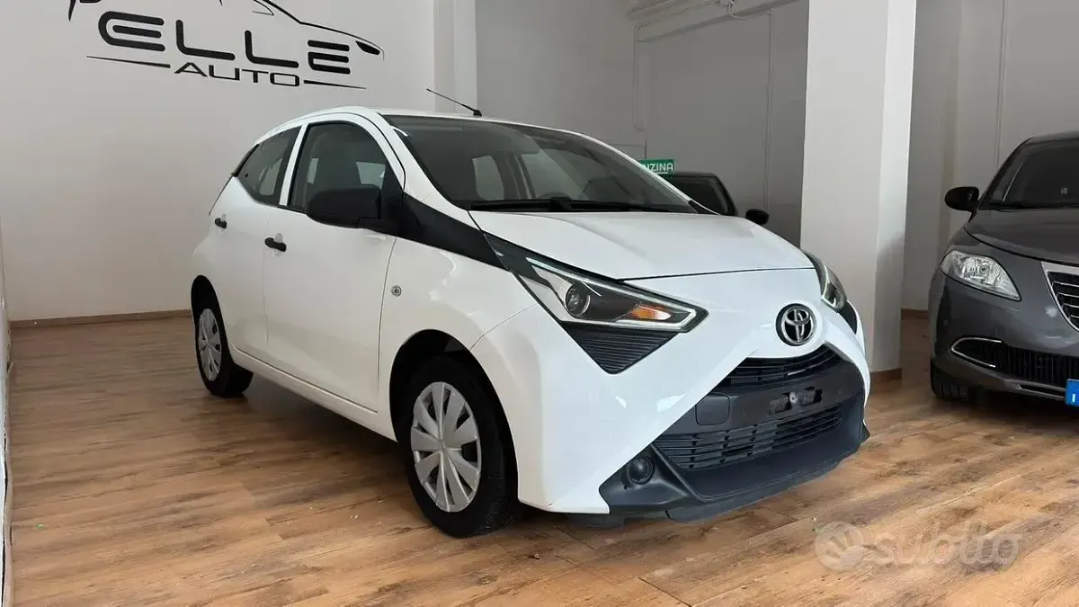 Usata Toyota Aygo Connect Style 72 CV (52 kW) 2021 Bianco Utilitaria