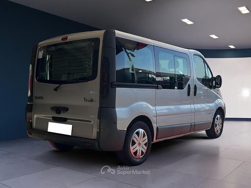 Usata Renault Trafic 135 CV (99 kW) 2006 Grigio Monovolume