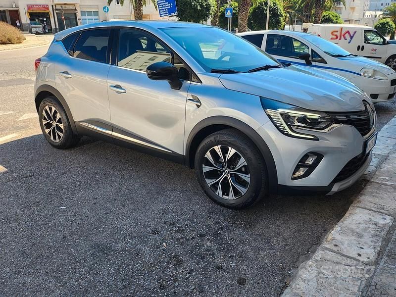 Usata Renault Captur Techno 101 CV (74 kW) 2023 Grigio SUV