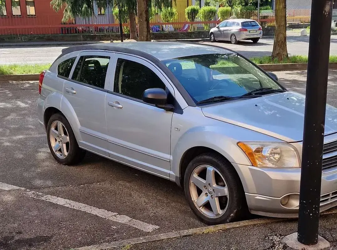 Usata Dodge Caliber 140 CV (102 kW) 2010 Argento Utilitaria