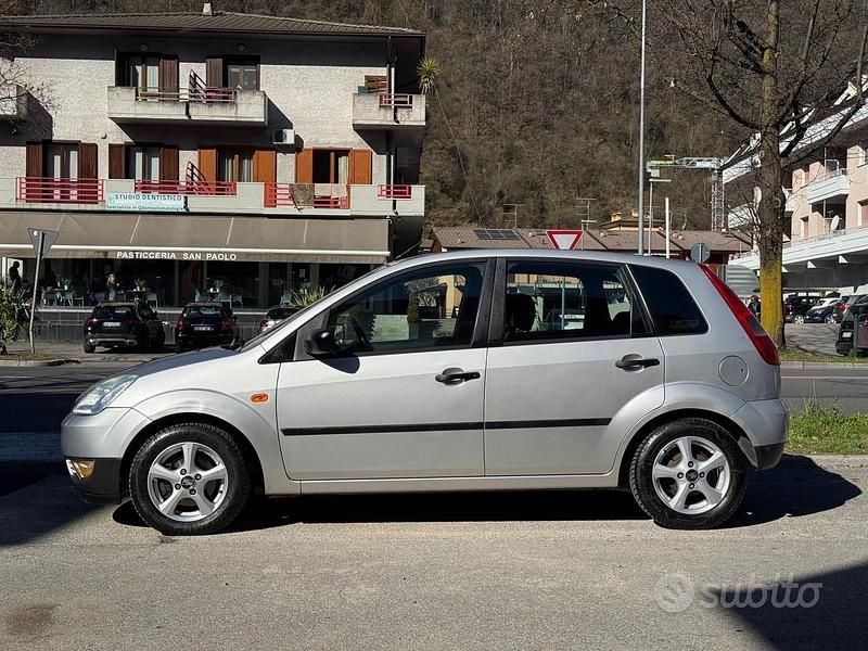 Usata Ford Fiesta 74 CV (54 kW) 2004 Grigio Utilitaria