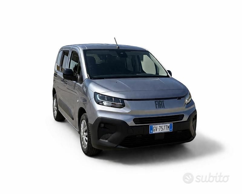 Usata Fiat Doblò 131 CV (96 kW) 2024 Grigio Monovolume