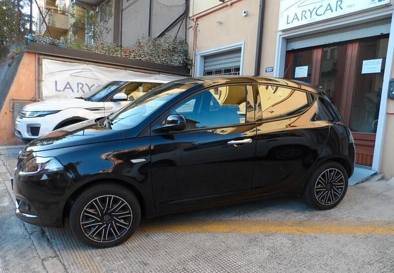Begagnad Lancia Ypsilon Gold 69 HK (50 kW) 2023 Svart Halvkombi