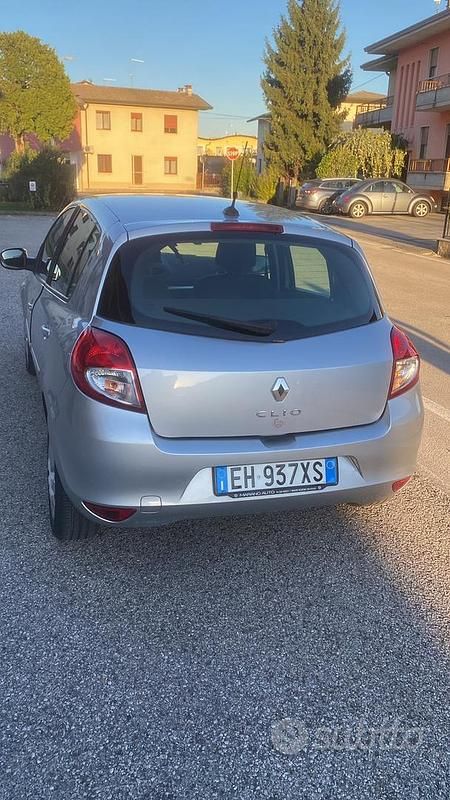 Usata Renault Clio II 54 CV (39 kW) 2011 Grigio Berlina