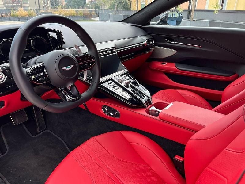 Usata Aston Martin V8 Vantage 665 CV (489 kW) 2024 Argento Coupé