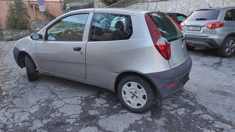 Grigio Usata 2006 Fiat Punto Dynamic Tre volumi | 1100 € (Ottimo prezzo) - Immagine 1/4