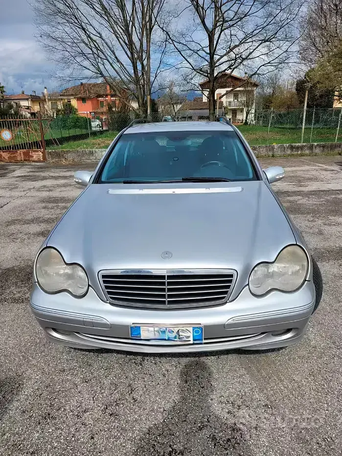 Usata Mercedes C220 Avantgarde 122 CV (89 kW) 2003 Grigio Station wagon