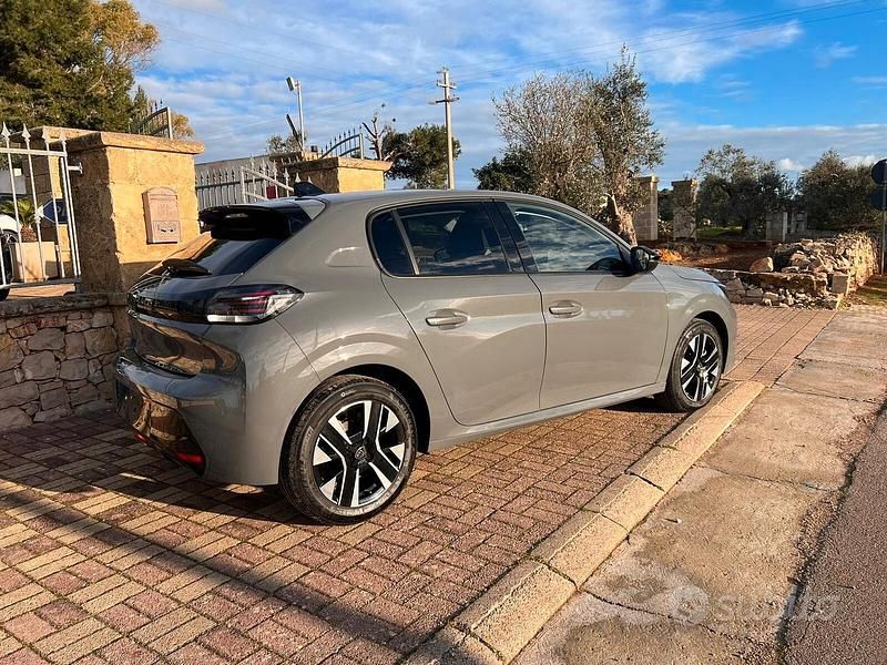 Usata Peugeot 208 Allure 101 CV (74 kW) 2025 Grigio Utilitaria