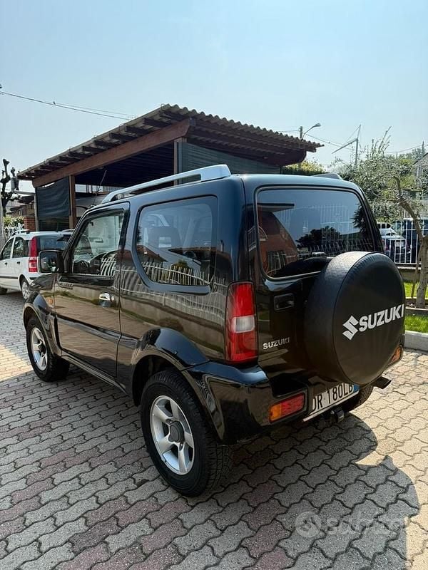 Second-hand Suzuki Jimny 86 CP (63 kW) 2008 Negru SUV
