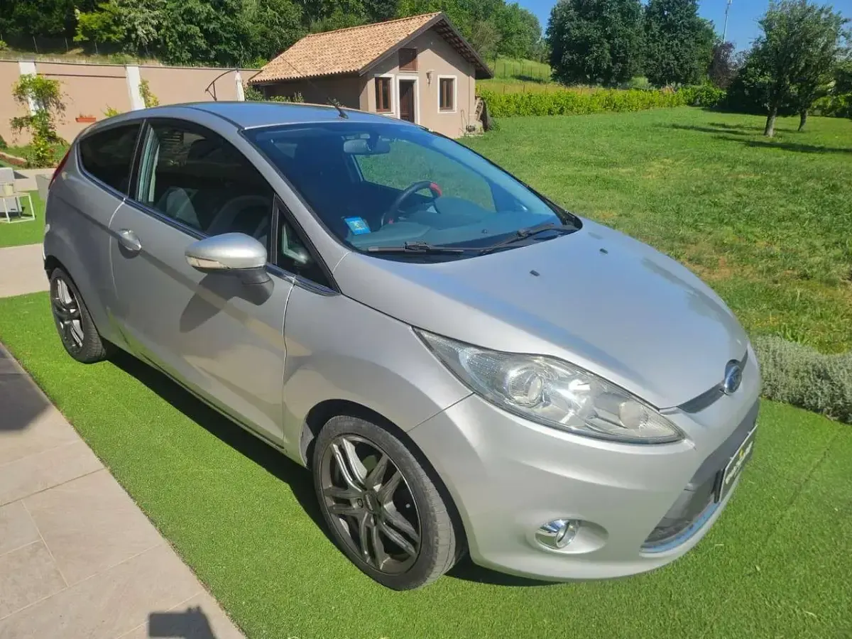 Usata Ford Fiesta Titanium 68 CV (50 kW) 2009 Bianco Berlina
