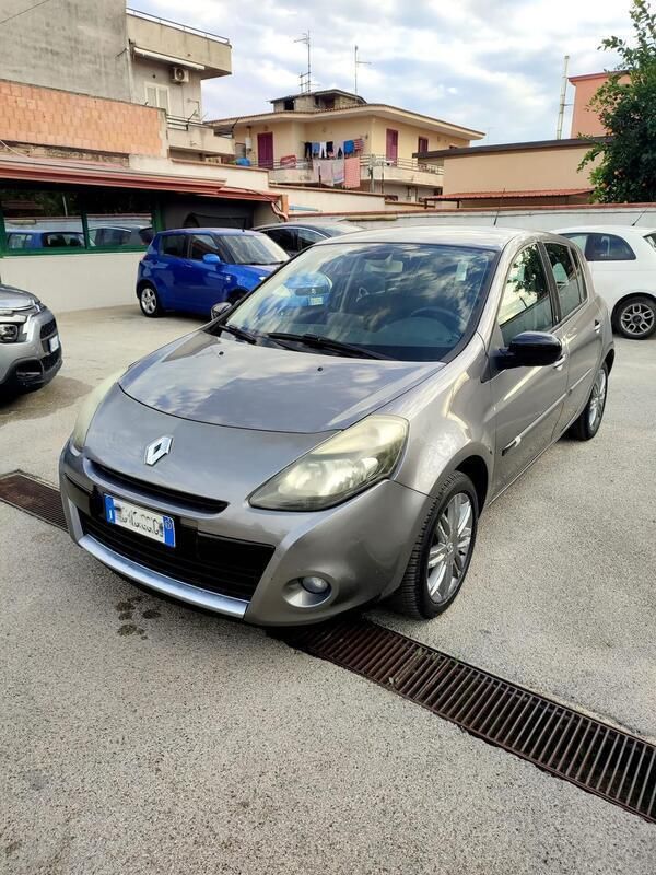 Grigio Usata 2011 Renault Clio II Tre volumi | 4900 € (Molto cara) - Immagine 1/4
