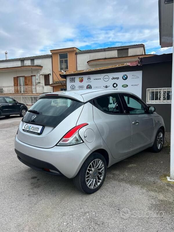 Usata Lancia Ypsilon Gold 69 CV (50 kW) 2012 Argento Utilitaria