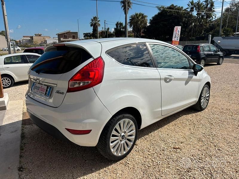 Usata Ford Fiesta Titanium 82 CV (60 kW) 2009 Bianco Utilitaria