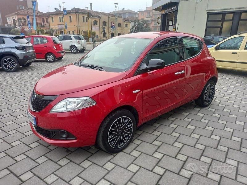 Usata Lancia Ypsilon Silver 69 CV (50 kW) 2024 Rosso Utilitaria