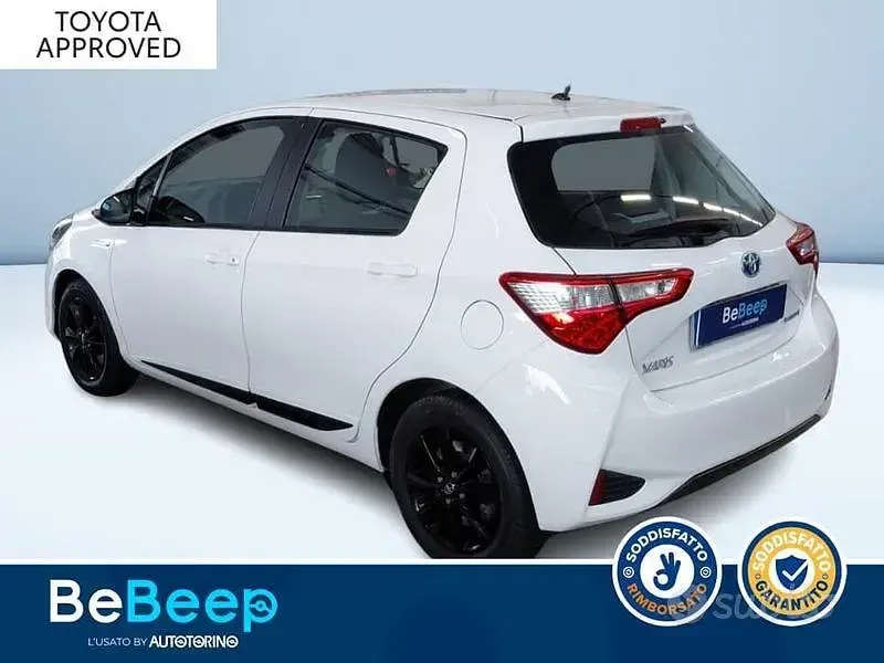 Usata Toyota Yaris Hybrid Active 100 CV (73 kW) 2019 Bianco pastello Berlina