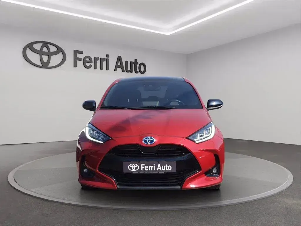 Usata Toyota Yaris Hybrid Lounge 116 CV (85 kW) 2022 Emotional red Berlina