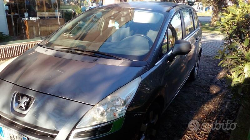 Usata Peugeot 5008 112 CV (82 kW) 2011 Grigio Monovolume