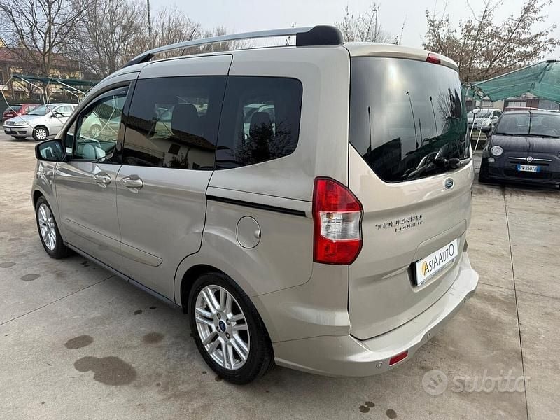 Usata Ford Tourneo Courier Titanium 101 CV (74 kW) 2015 Marrone Monovolume