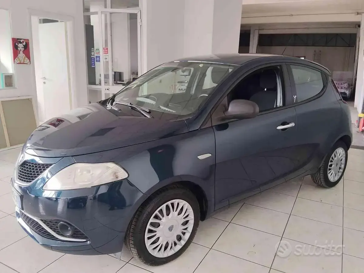 Usata Lancia Ypsilon Gold 69 CV (50 kW) 2017 Blu Utilitaria