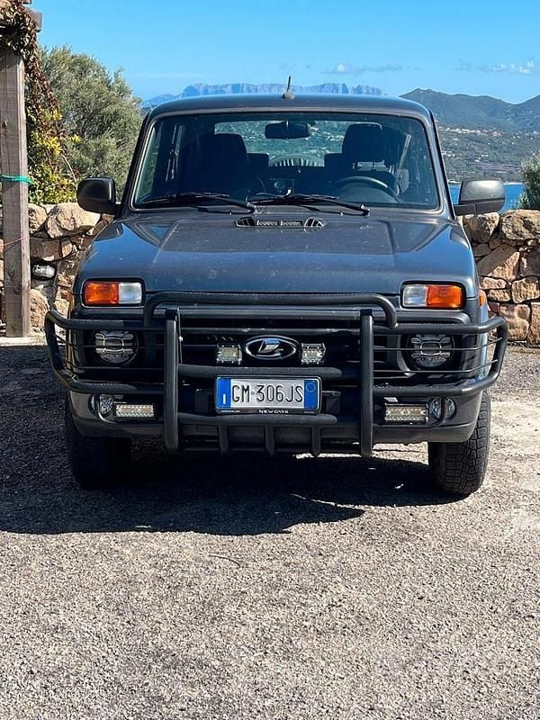 Usata Lada niva 83 CV (61 kW) 2023 Grigio SUV