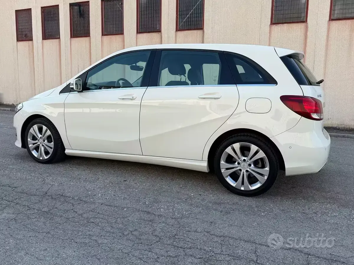Usata Mercedes A180 Premium 109 CV (80 kW) 2015 Bianco Utilitaria