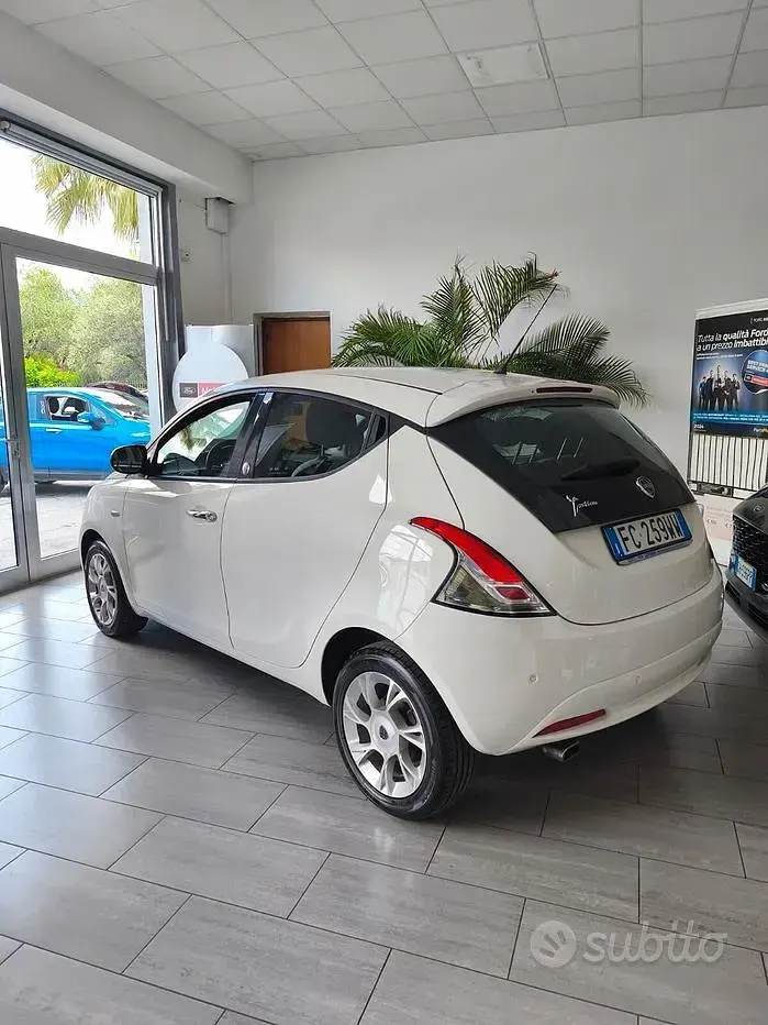 Usata Lancia Ypsilon 69 CV (50 kW) 2016 Bianco Utilitaria