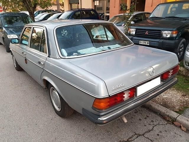 Usata Mercedes 200 108 CV (79 kW) 1984 Grigio Berlina